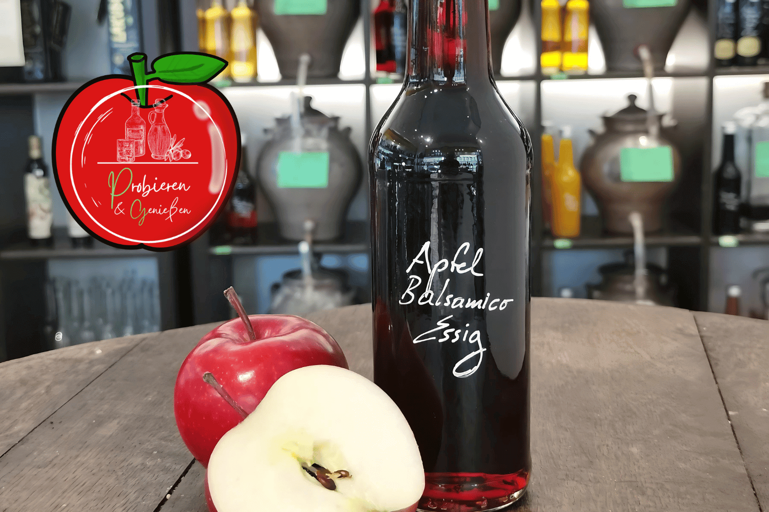 Eine Flasche Apfelessig trinken mit rotem Apfel in Mannheim