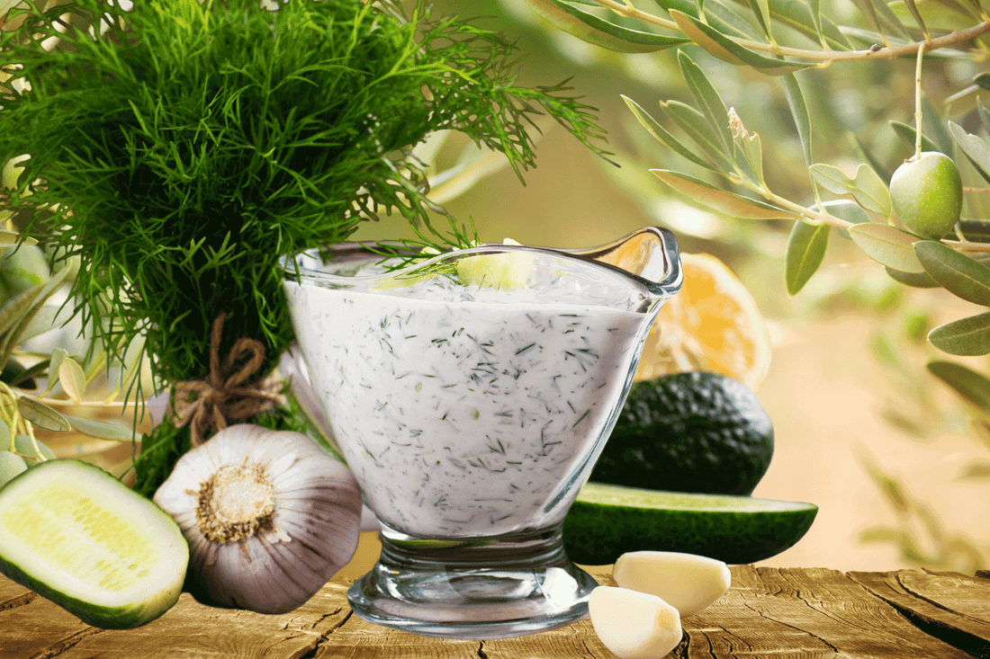 Eine Glas-Schüssel mit Zaziki, Gurke, Knoblauch und Dill