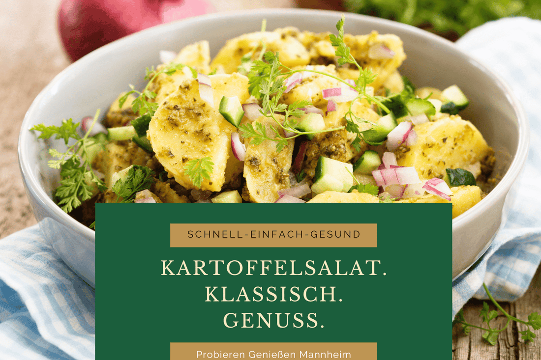 Eine weiße Schüssel Kartoffelsalat mit Zwiebeln, Essig und Öl in Mannheim