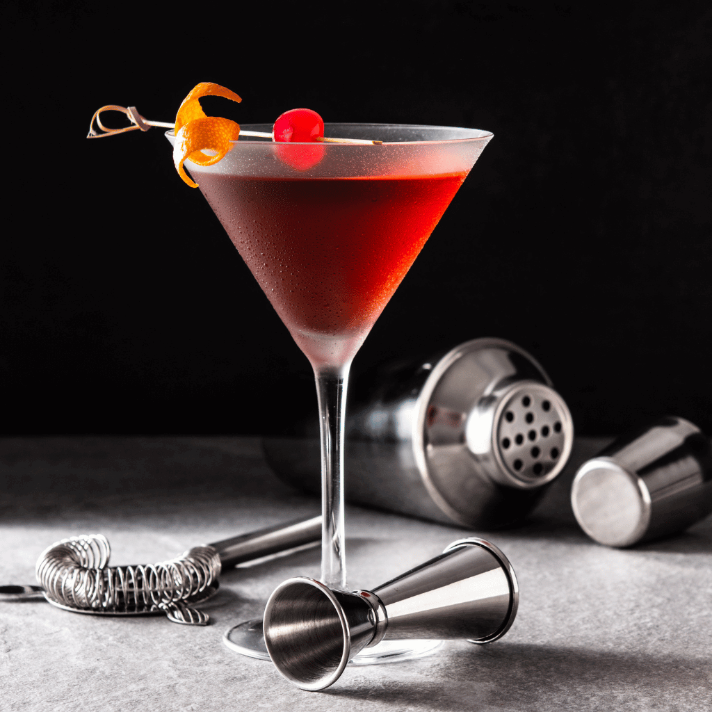 Ein Cocktailglas mit Barzubehör und Angostura Bitters Orange