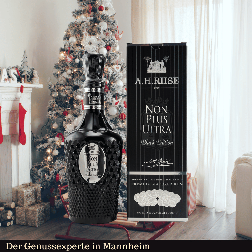 Eine schwarze Flasche AH Riise Rum Non Plus Ultra zu Weihnachten