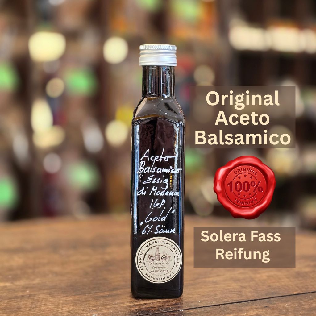 Eine braune Flasche mit 250ml Aceto Balsamico di Modena IGP in Mannheim auf einem Holztisch