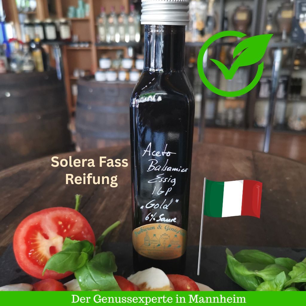 Aceto Balsamico di Modena IGP Gold in der 250ml Flasche von Feinkost Mannheim. Im Solera Holzfass gereifter, veganer Balsamessig mit hohem Traubenmost Anteil. Perfekt für Caprese, Salat-Dressings und Desserts. Nachhaltig im Refill Konzept im Laden Mannheim wiederauffüllbar.