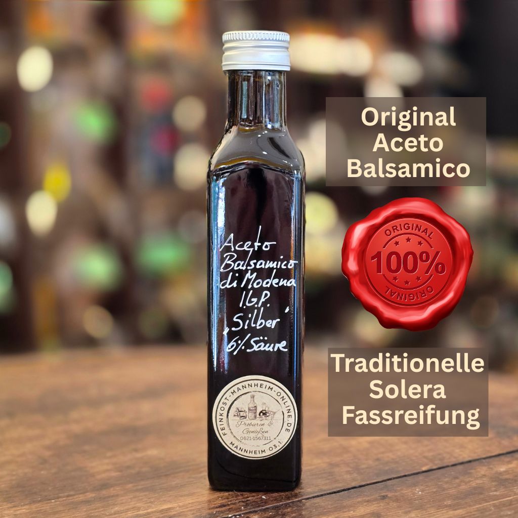 Eine braune 250ml Glasflasche mit Original Aceto Balsamico di Modena IGP auf einem Holztisch in Mannheim.
