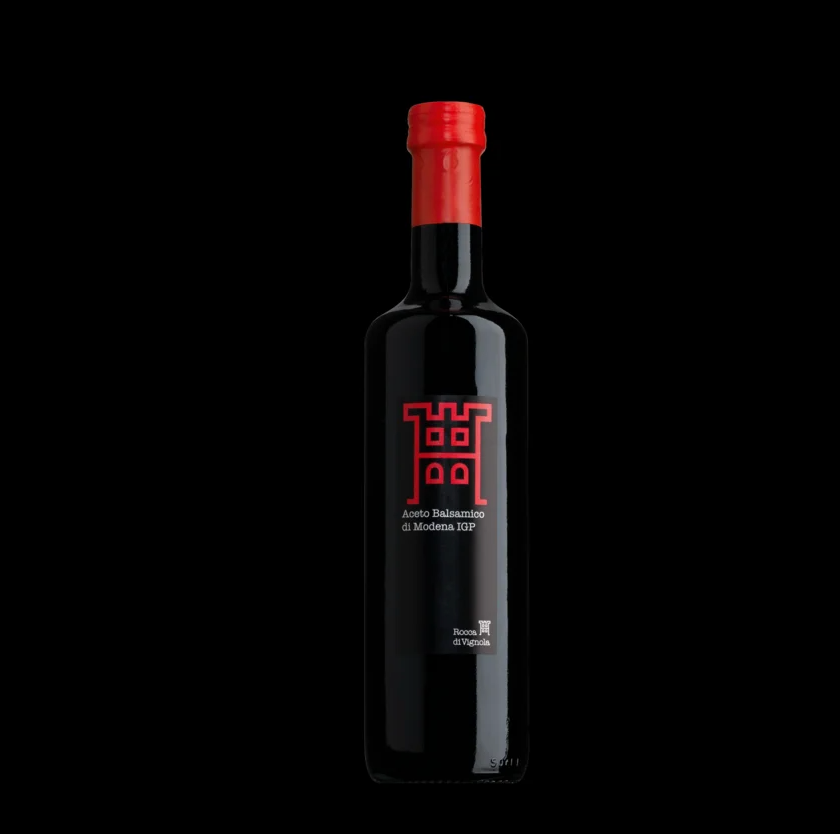 Aceto Balsamico di Modena IGP Flasche in 500ml Premiumqualität auf schwarzem Hintergrund