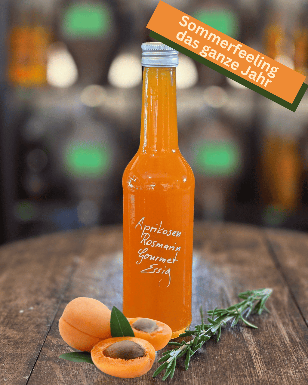 Aprikosen-Rosmarin Gourmet Essig in orangener Flasche mit Aprikosen und Rosmarinzweigen – sommerlicher Genuss aus Mannheim Quadrate