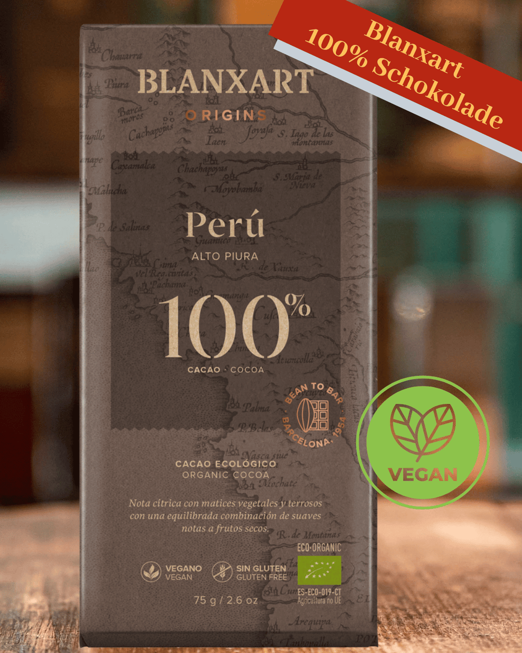 Eine Tafel Schokolade von Blanxart mit 100% Kakao aus Peru in dunkler Verpackung in Mannheim