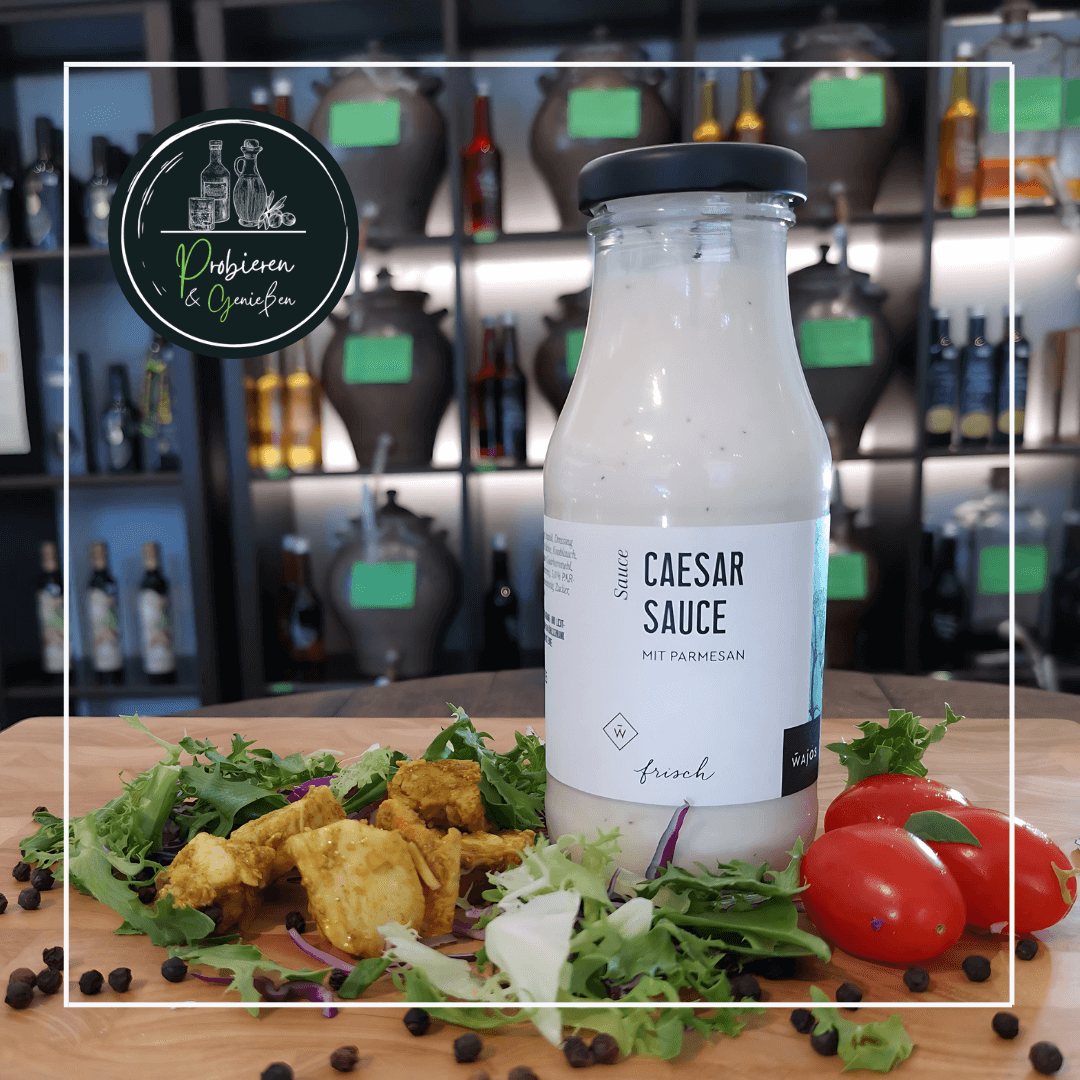 Eine Flasche weiße Caesar Sauce mit Salat, Cocktailtomaten und Hühnchen in Mannheim