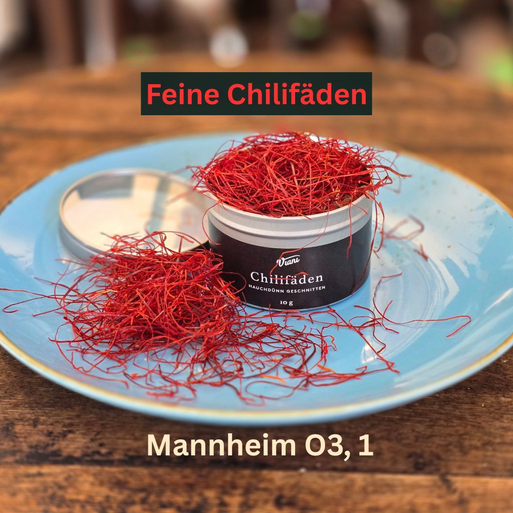 Ein blauer Teller mit einer offenen Dose roter Chilifäden in Mannheim.