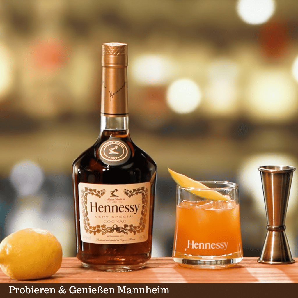 Eine Flasche Cognac Hennessy Very Special mit einem Cocktail