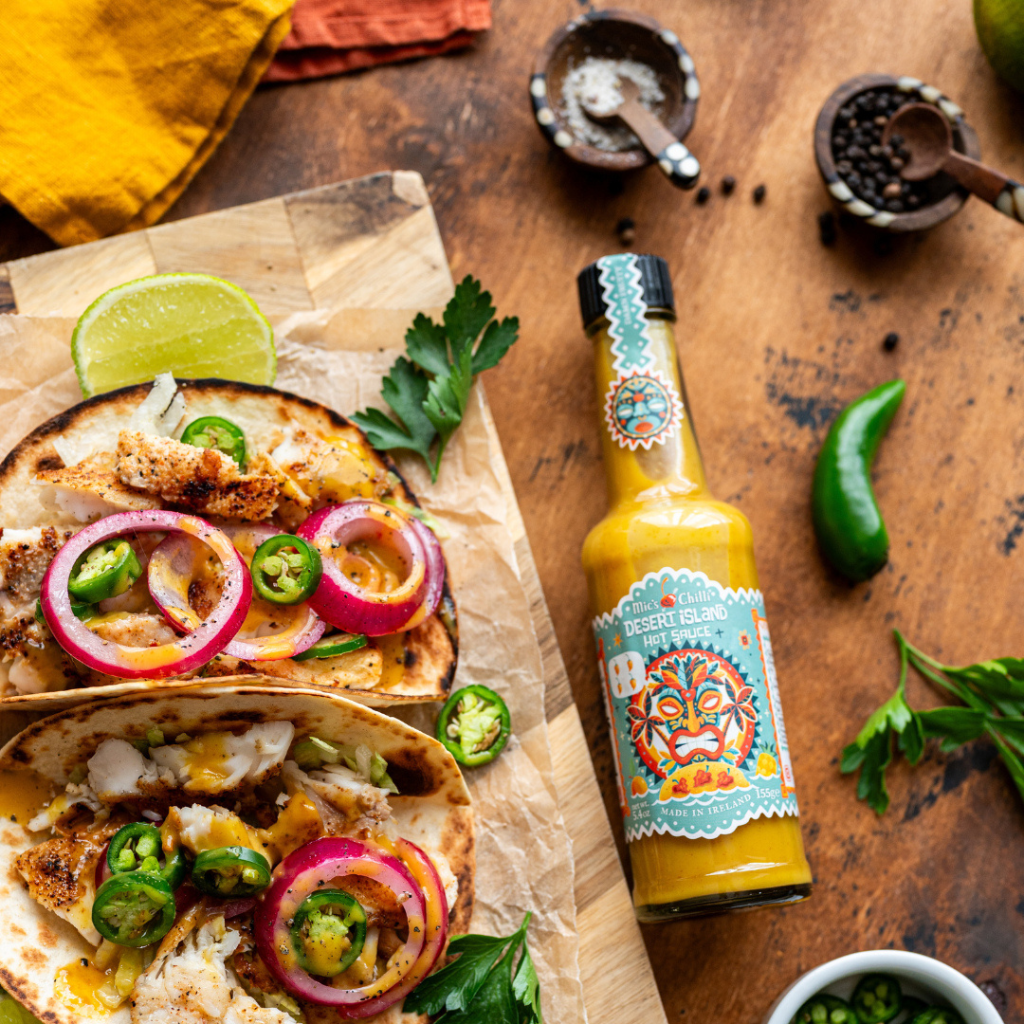 Eine Flasche gelbe fruchtige Chilisauce mit Tacos in Mannheim