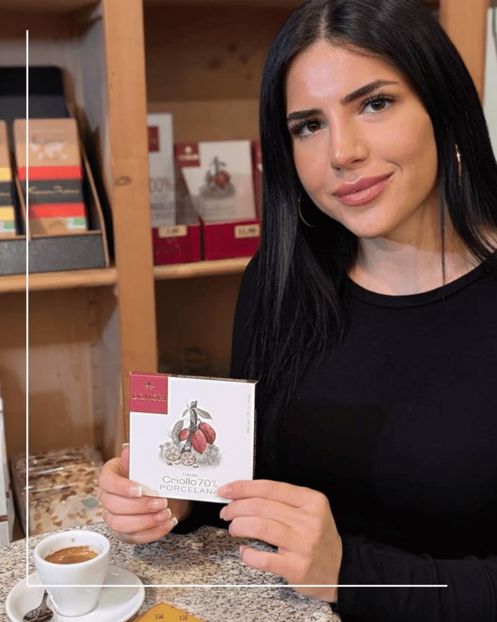 Junge Frau mit Domori Criollo Porcelana Schokolade in Mannheim Innenstadt