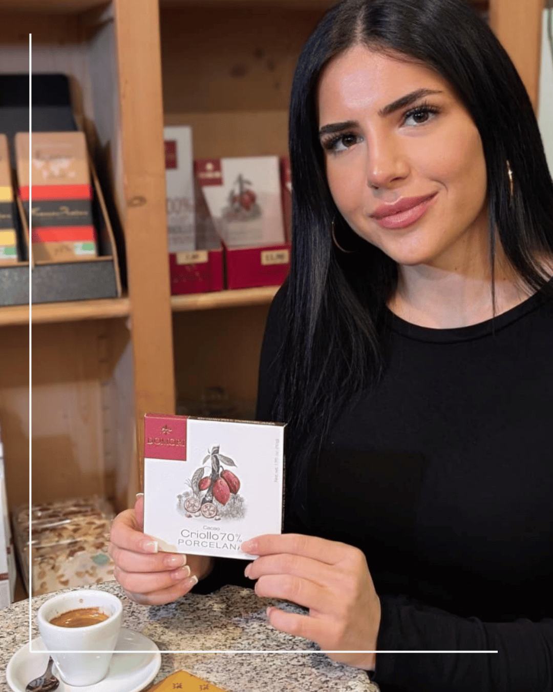 Junge Frau mit Domori Criollo Porcelana Schokolade in Mannheim Innenstadt