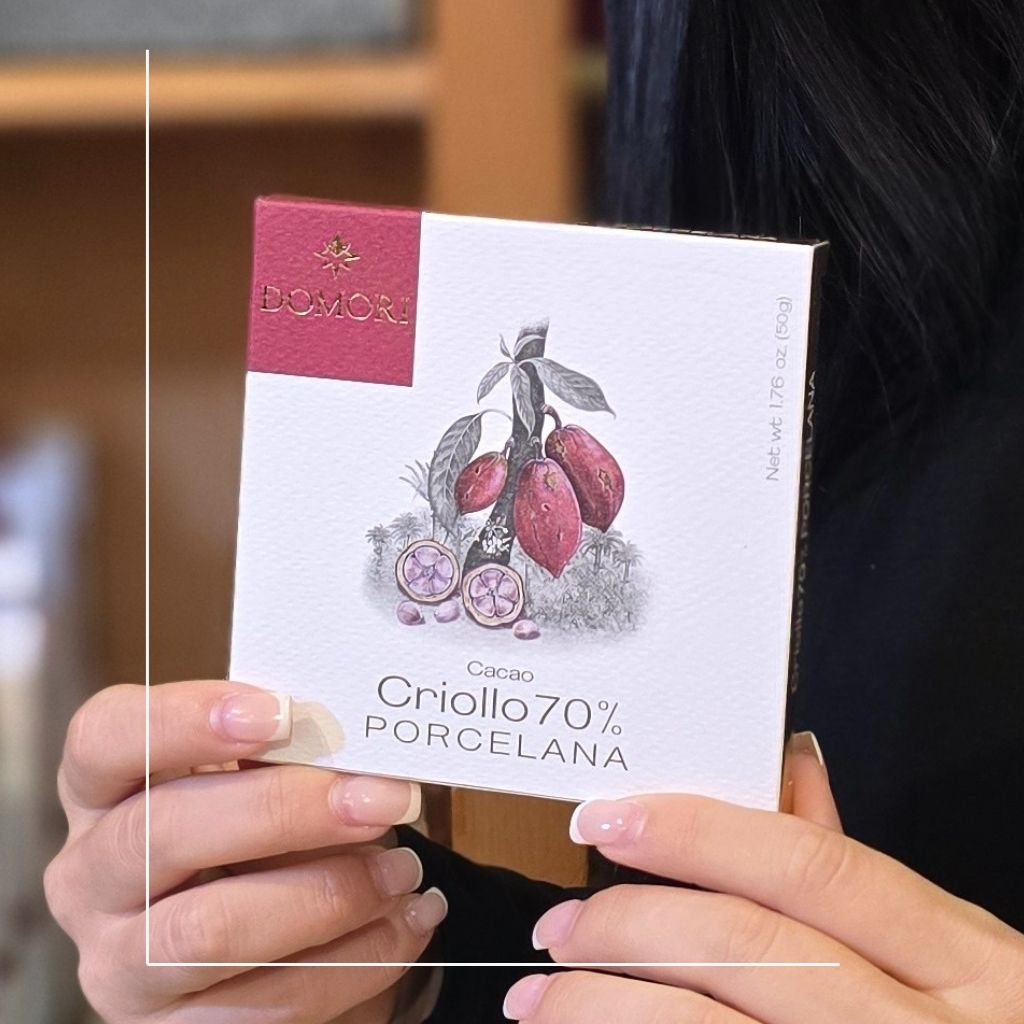 Eine weiße Tafel Domori Criollo Porcelana Schokolade in Mannheim Innenstadt