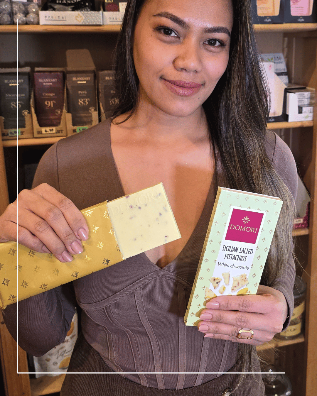 Junge Frau mit weißer Domori Schokolade in Mannheim