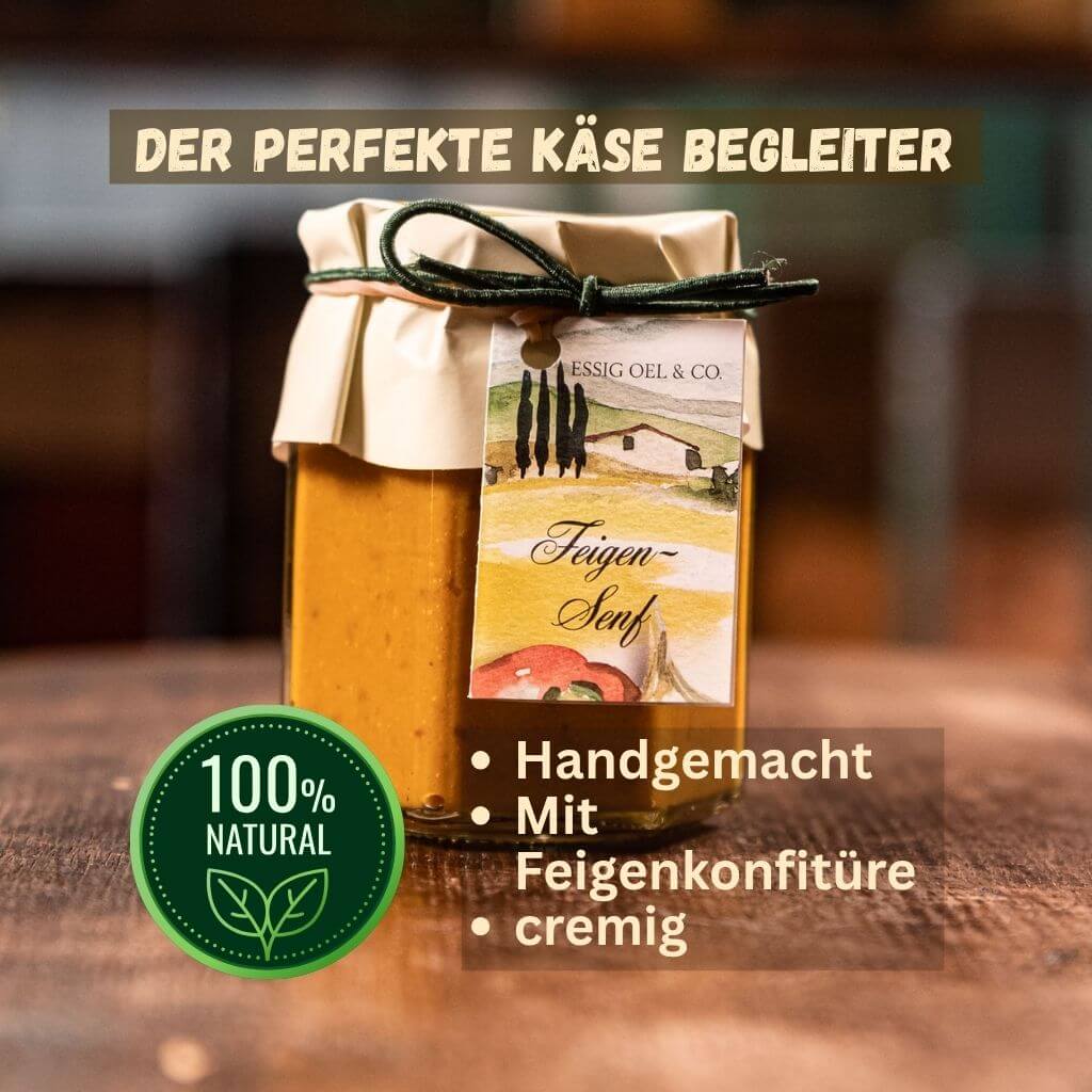 Handgemachter Feigensenf im Glas mit Papierhaube auf einem Holztisch mit den Texteinblendungen „Der perfekte Käse Begleiter“ und „Mit Feigenkonfitüre cremig“.