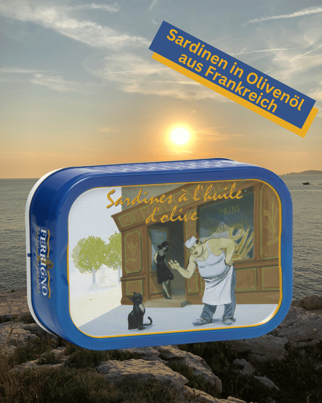 Blaue Sardinendose „Les Belles de Marseille“ von Ferrigno – Sardinen in extra nativem Olivenöl aus der Provence am Strand mit Sonnenuntergang