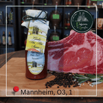 Laden Sie das Bild in den Galerie-Viewer, Eine Flasche rote Garlic Piri Piri Steaksauce mit einem rohen Steak in Mannheim 
