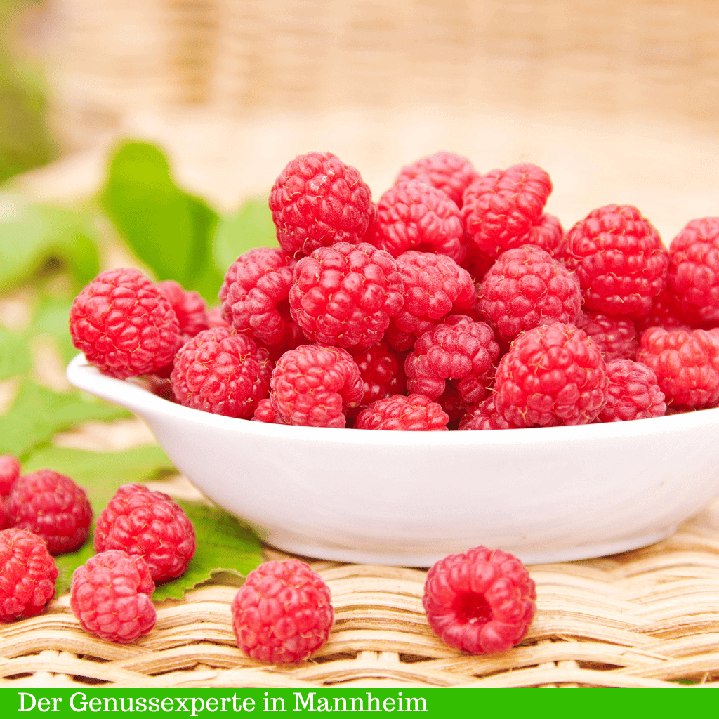 Himbeeressig-reife rote Himbeeren in der Schüssel