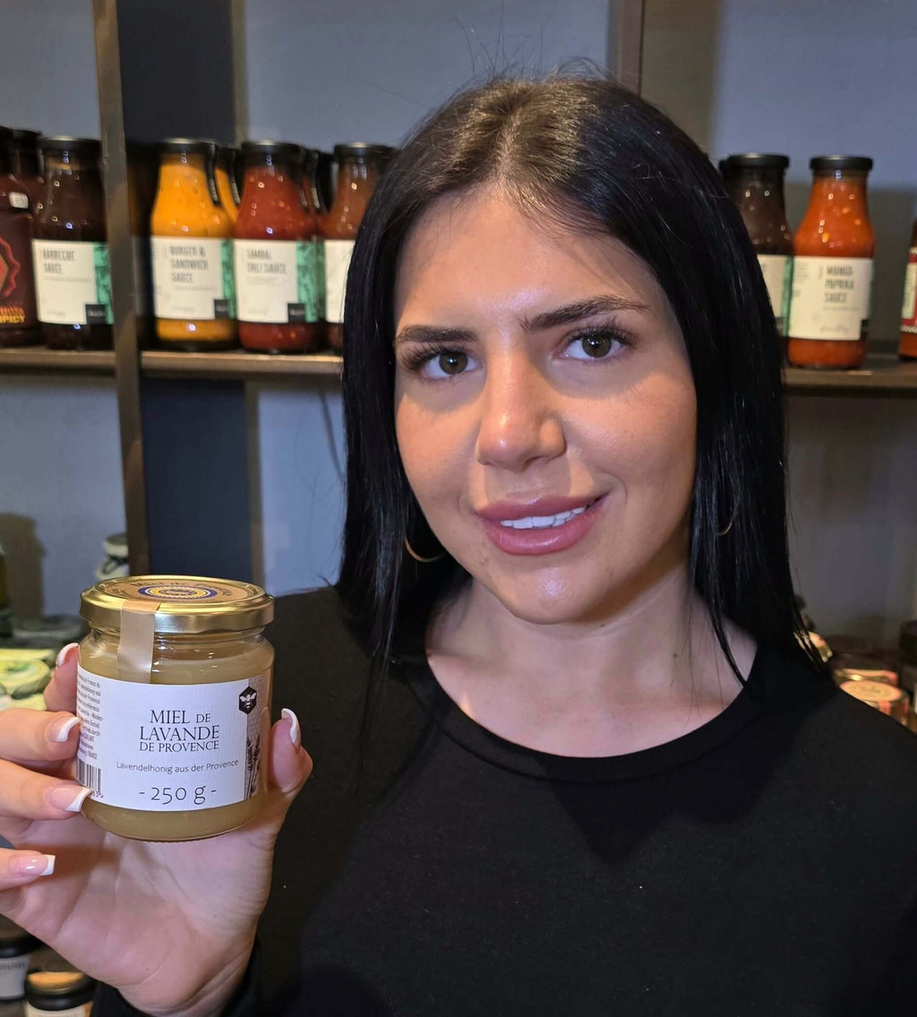 Eine Frau mit einem Glas Original Lavendel Honig aus der Provence