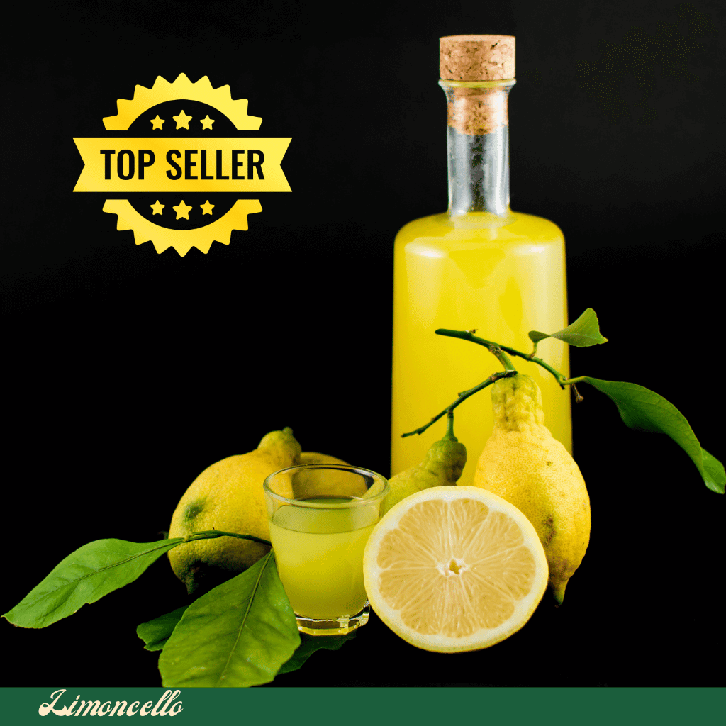 Glasflasche mit gelben Limoncello Likör neben gefülltem Glas und frischen Zitronen in Mannheim