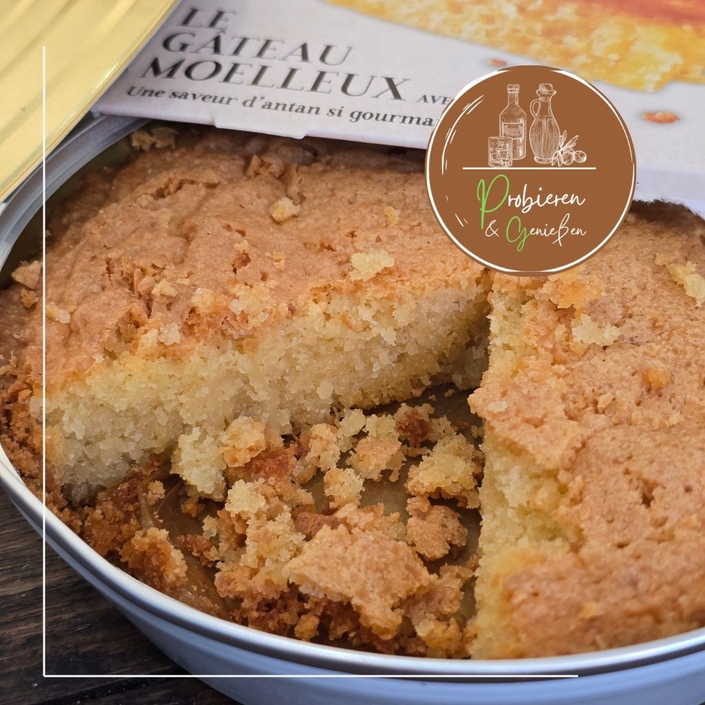 Eine offene Dose mit glutenfeiem Mandelkuchen von Le Gateau Moelleux in Mannheim.