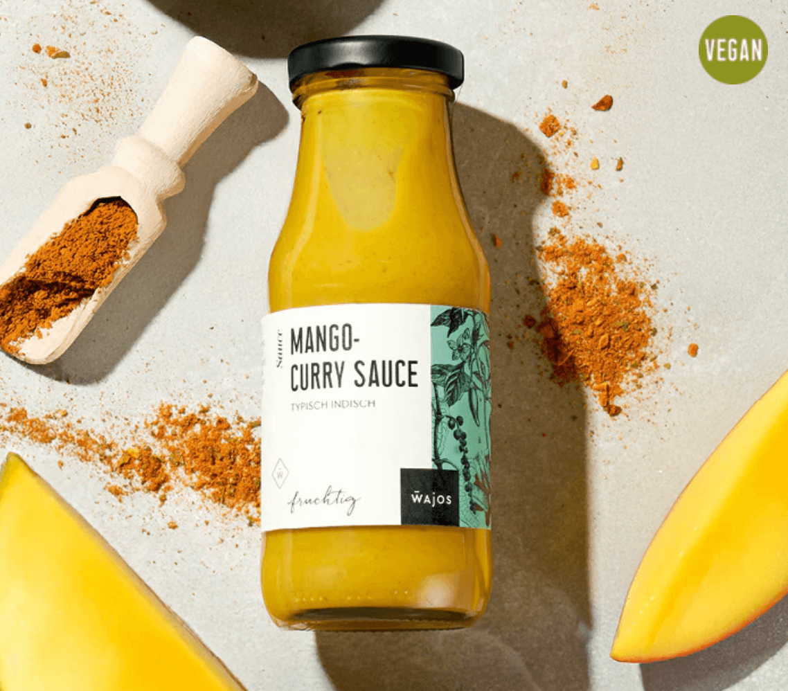 Eine Flasche gelbe Mang Curry Sauce für Hähnchen und Wraps in Mannheim Innenstadt
