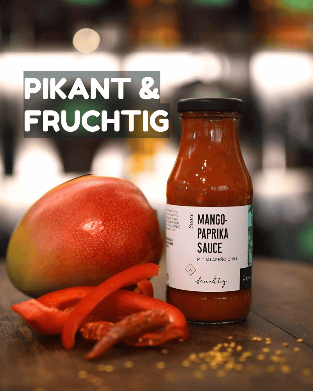 Eine Glasflasche mit roter Mango Paprika veganer Grillsauce scharf in Mannheim Quadrate