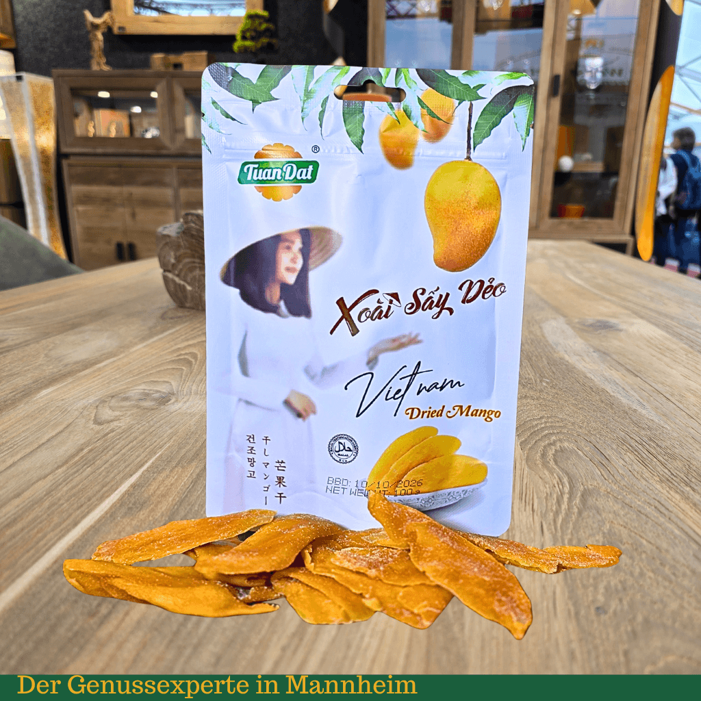 Eine Packung mit getrockneten gelben Mango Scheiben aus Vietnam in Mannheim