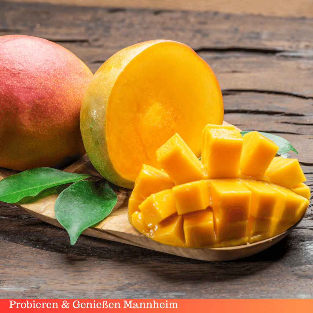 Zwei halbierte und in Würfel aufgeschnittene gelbe Mangos für Mango Chili Sauce scharf