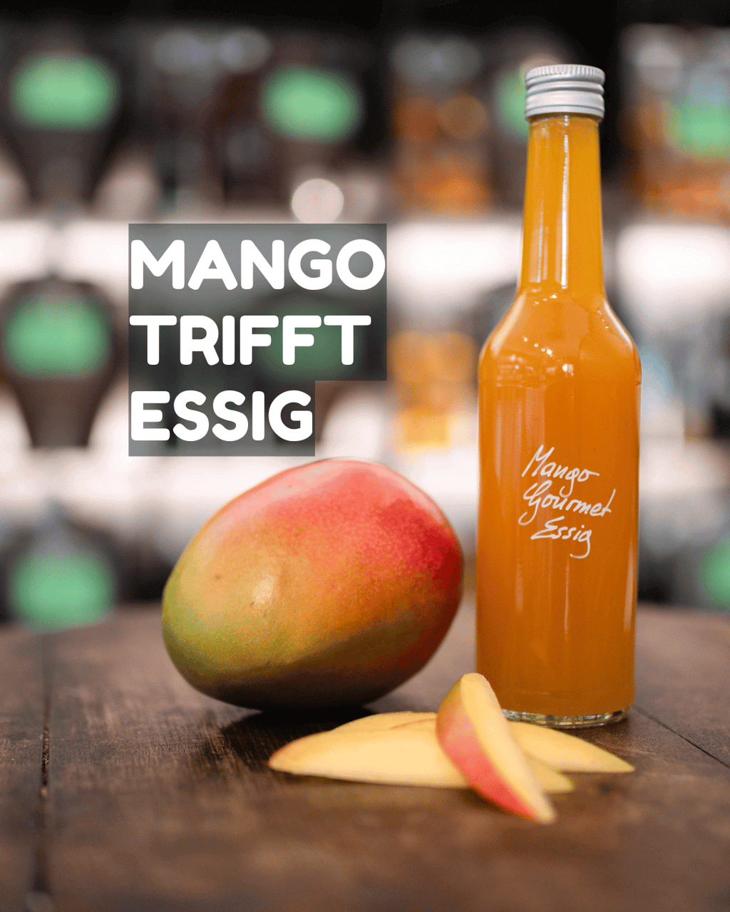 Eine Flasche gelber frischer Mangoessig mir Mango in Mannheim - vegan