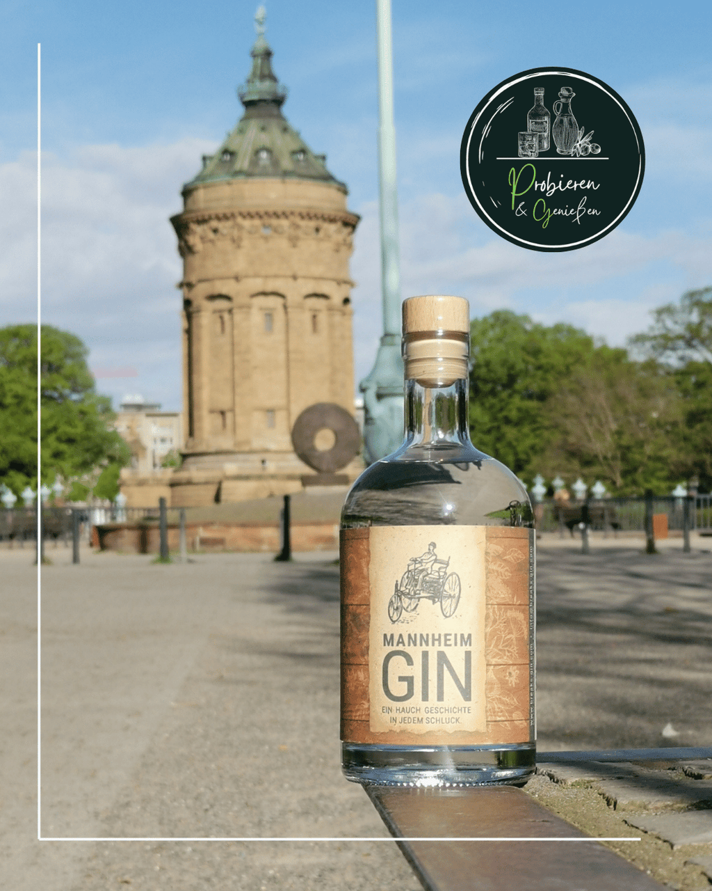 Eine Flasche Mannheim Gin Carl Benz vor dem Mannheimer Wasserturm Innenstadt