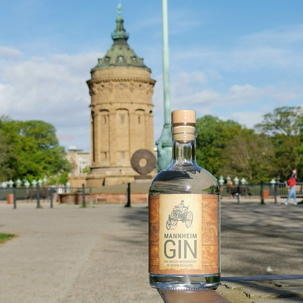 Eine Flasche Mannheim Gin Carl Benz vor dem Mannheimer Wasserturm