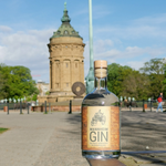 Laden Sie das Bild in den Galerie-Viewer, Eine Flasche Mannheim Gin Carl Benz vor dem Mannheimer Wasserturm
