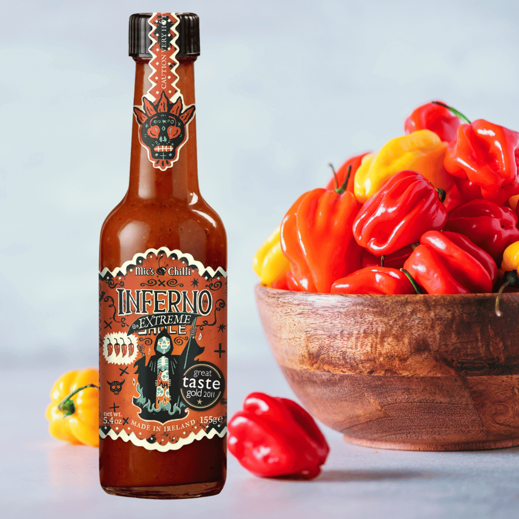 Eine Flasche Mics Inferno Extreme Chilisauce mit roten und gelben Habaneros in Mannheim Innenstadt