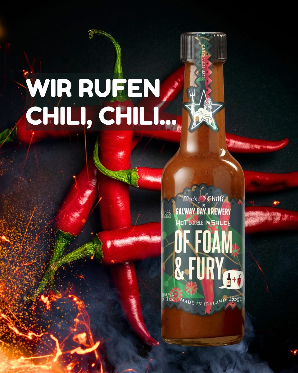 Eine Flasche mit der roten Mic's Foam & Fury Chilisauce von der Galaway Brewery 