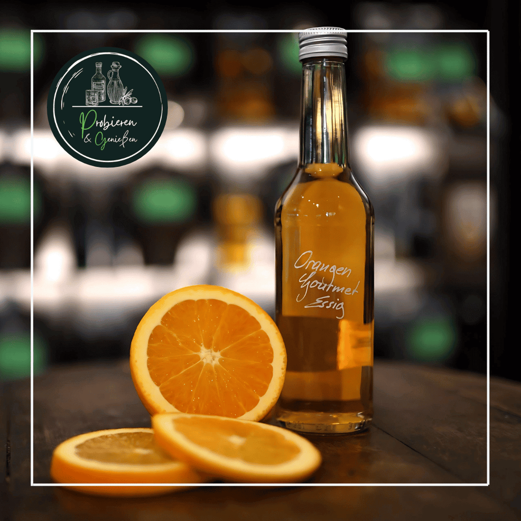 Eine Flasche hellbrauner Orangenessig