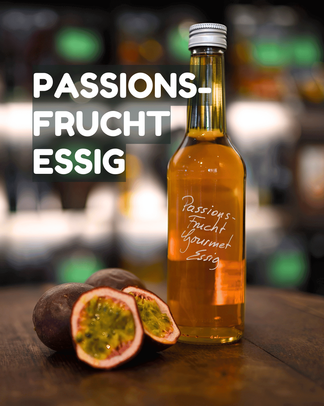 Eine Flasche hellbrauener Passionsfrucht Essig mit einer Passionsfrucht in Mannheim
