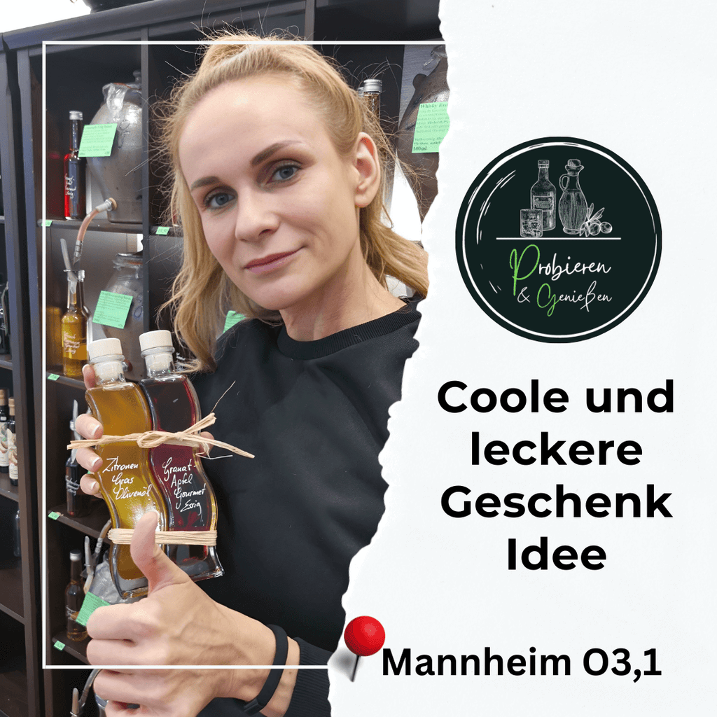 Junge blonde Kundin hält Essig-Öl-Set mit Granatapfelessig & Zitronengras Olivenöl. Testimonialfoto aus Mannheim.