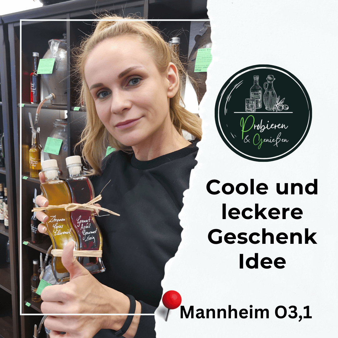 Junge blonde Kundin hält Essig-Öl-Set mit Granatapfelessig & Zitronengras Olivenöl. Testimonialfoto aus Mannheim.