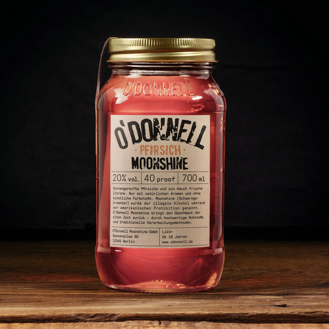 Ein Glas roter O'Donnell Pfirsich Likör
