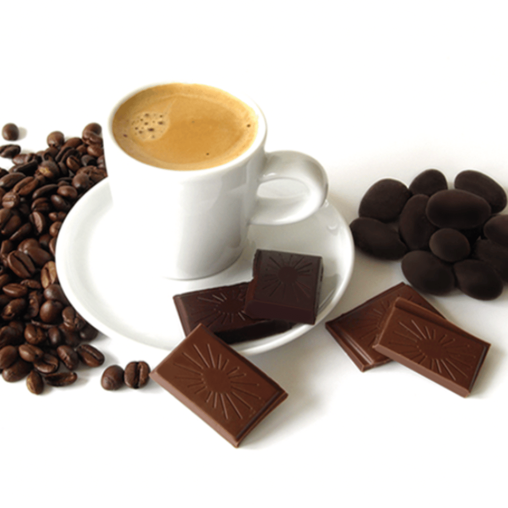 Rio Napo Schokolade mit einer Tasse Espresso und Kaffeebohnen
