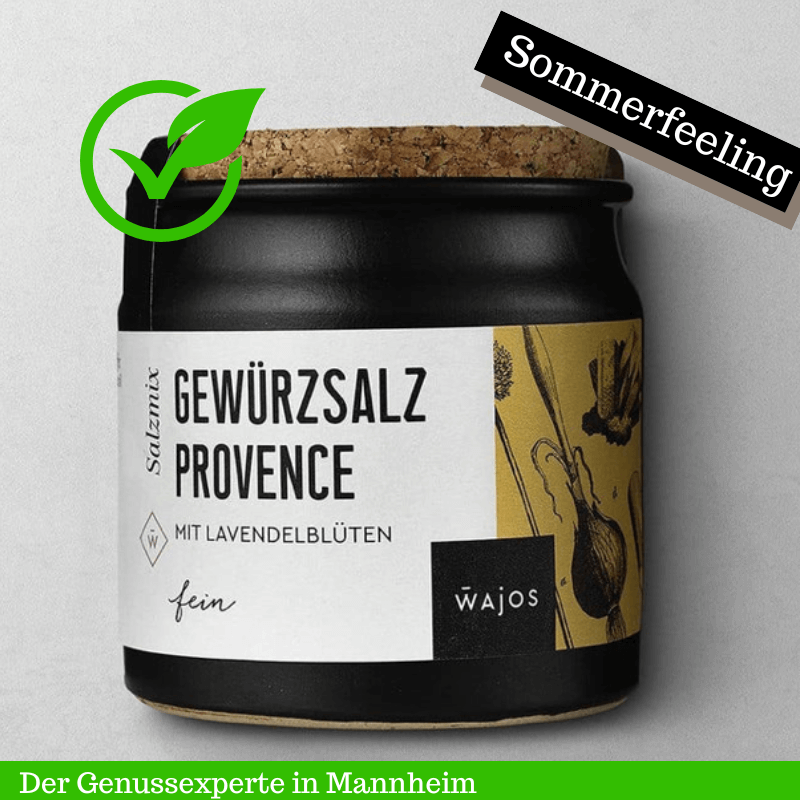 Provence Gewürzsalz mit Lavendelblüten in einem schicken Glasbehälter für mediterranes Kochen.