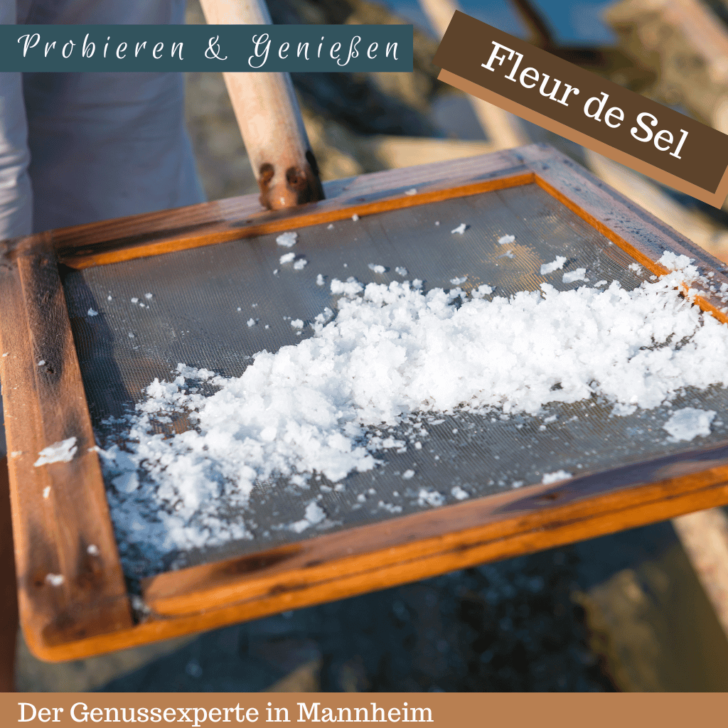 Hölzerne Salzschaufel mit Fleur de Sal Ibizza