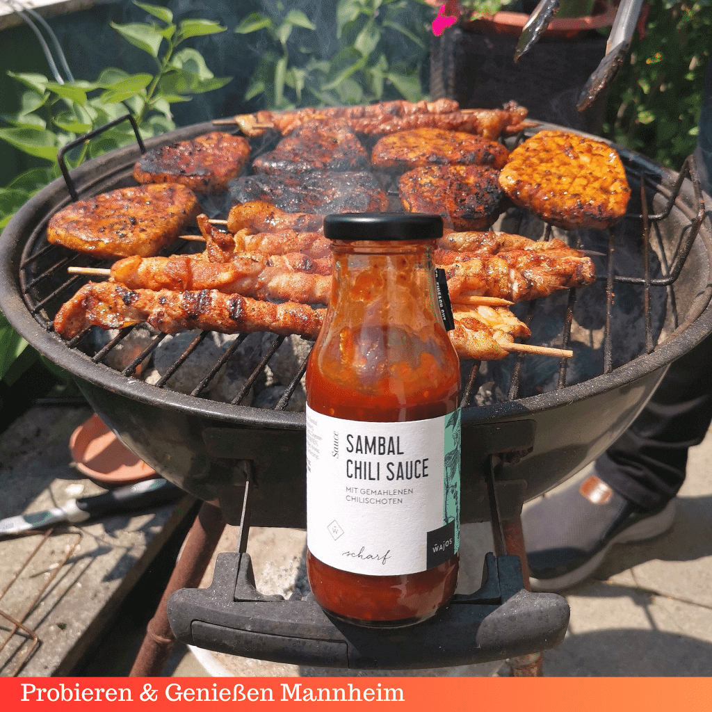Grill mit Steak und eine Flasche rote Grillsauce Chili Sauce Mannheim
