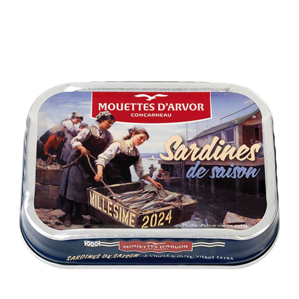 eine blaue Dose Jahrgangs Sardinen von Mouttes D'Arvor mit Frauenmotiv