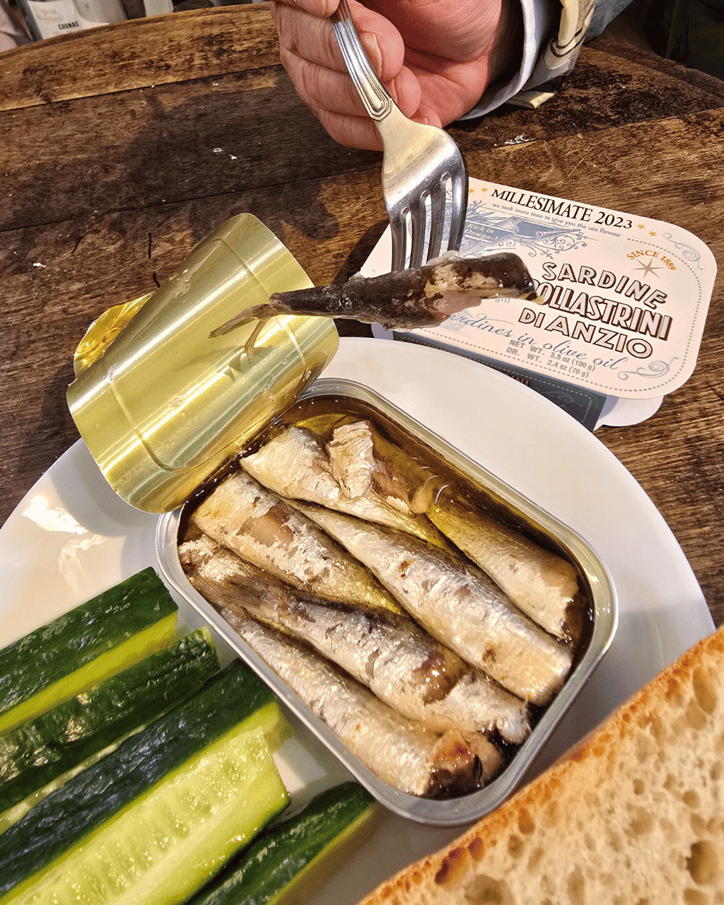 Eine geöffnete Dose mit Jahrgangssardinen in Olivenöl mit Brot in Mannheim