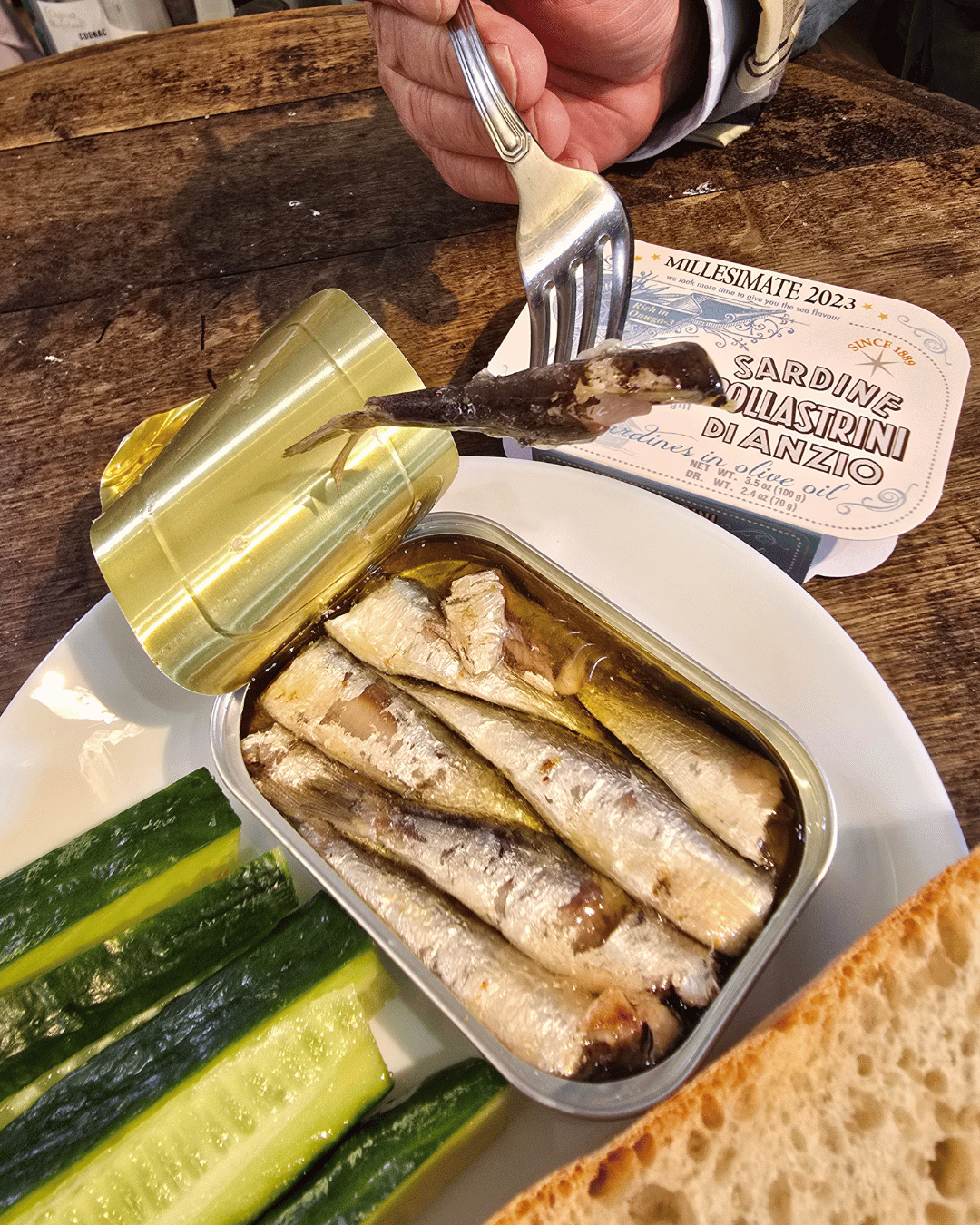 Eine geöffnete Dose mit Jahrgangssardinen in Olivenöl mit Brot in Mannheim