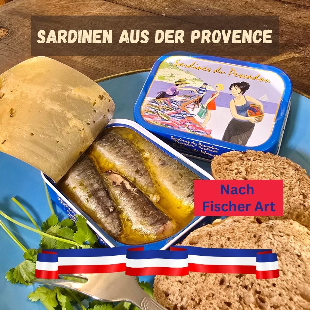 Geöffnete blaue Sammlerdose der Ferrigno Sardinen du Pescadou in Olivenöl mit Zitrone, Knoblauch und Petersilie, serviert auf einem blauen Teller mit dunklem Vollkornbrot bei Feinkost Mannheim.