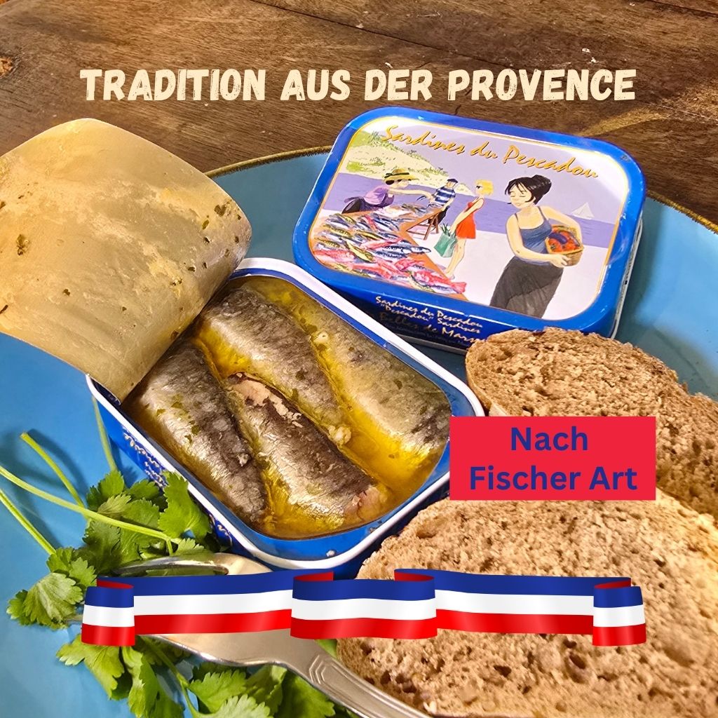 Geöffnete blaue Sammlerdose der Ferrigno Sardinen du Pescadou in Olivenöl mit Zitrone, Knoblauch und Petersilie, serviert auf einem blauen Teller mit dunklem Vollkornbrot bei Feinkost Mannheim.